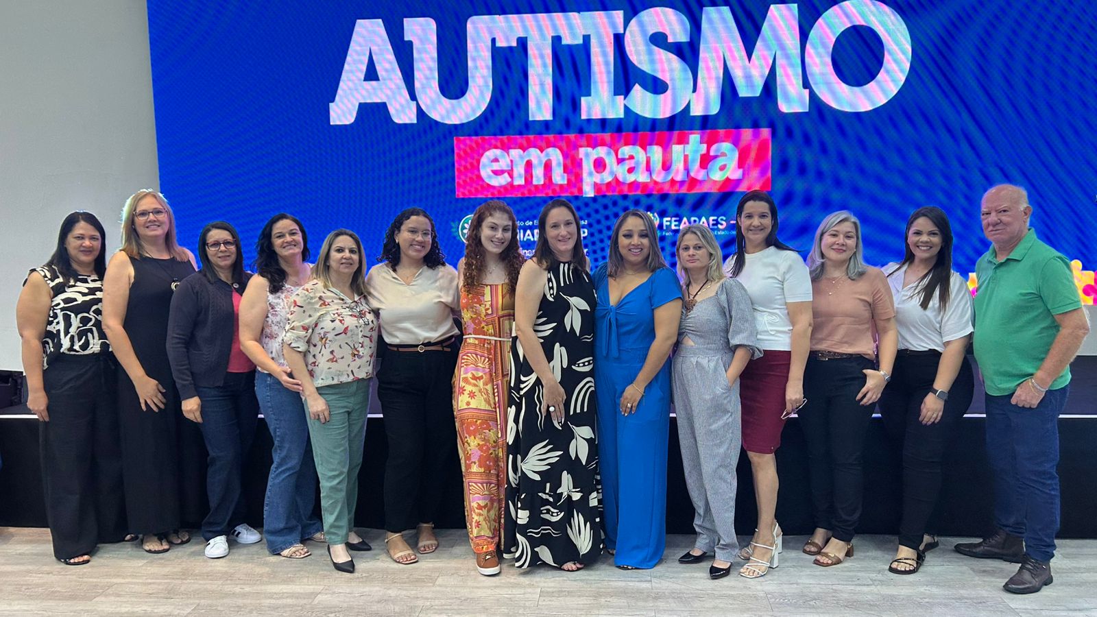Equipe da APAE Américo Brasiliense no evento Autismo em Pauta — FEAPAES