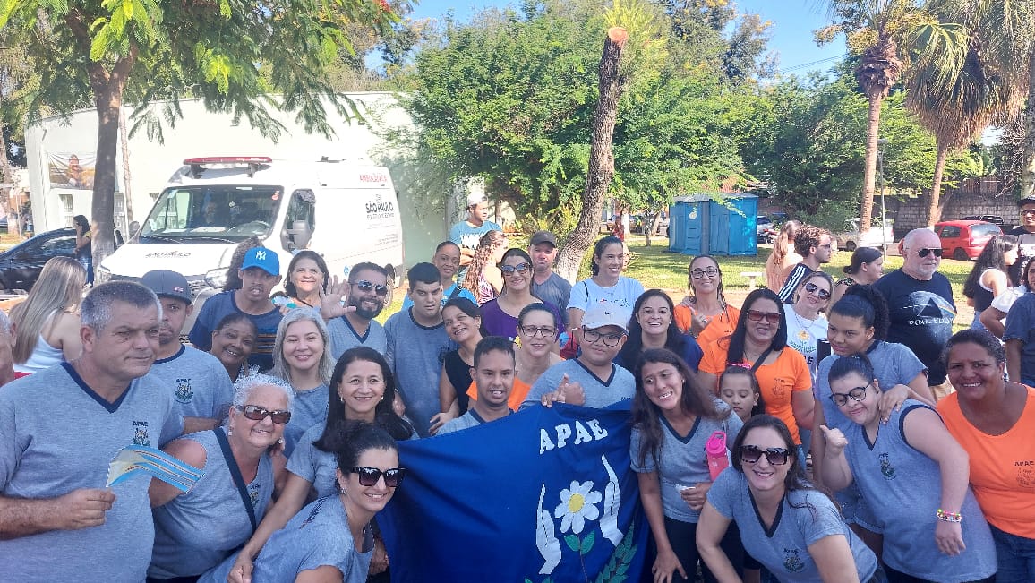 Atendidos e equipe da APAE Américo Brasiliense em evento comunitário