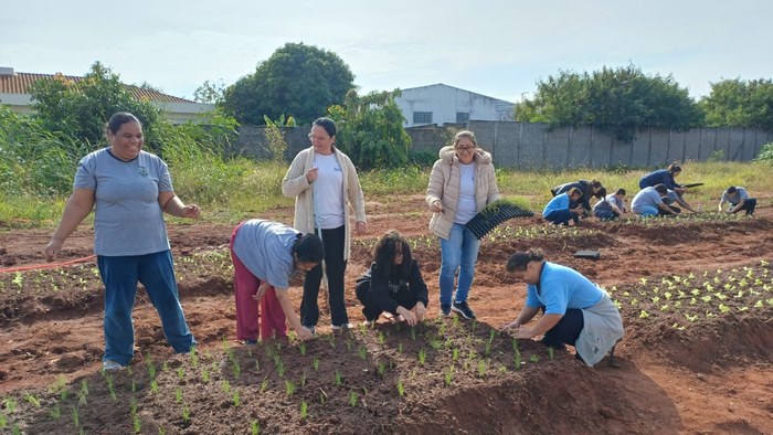 Equipe e parceiros durante mutirão de plantio na Horta Educativa e Comunitária
