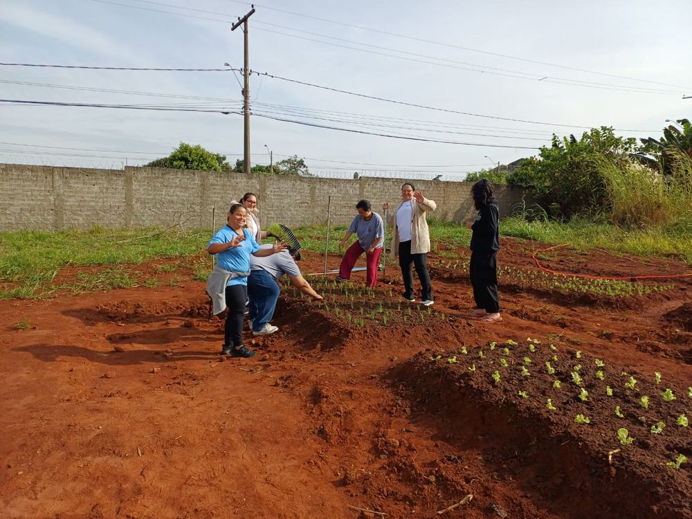 Momento de plantio coletivo na horta da APAE