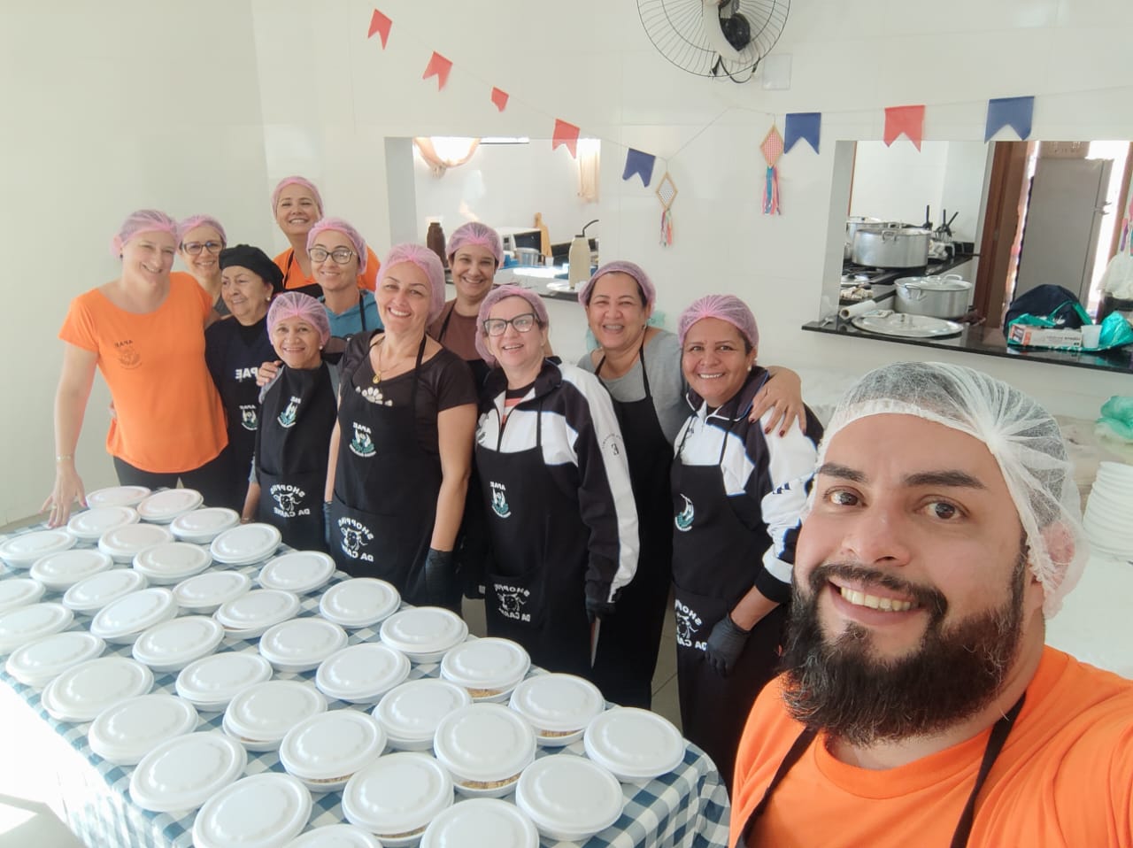Voluntários da APAE Américo Brasiliense em atividade de preparo de refeições